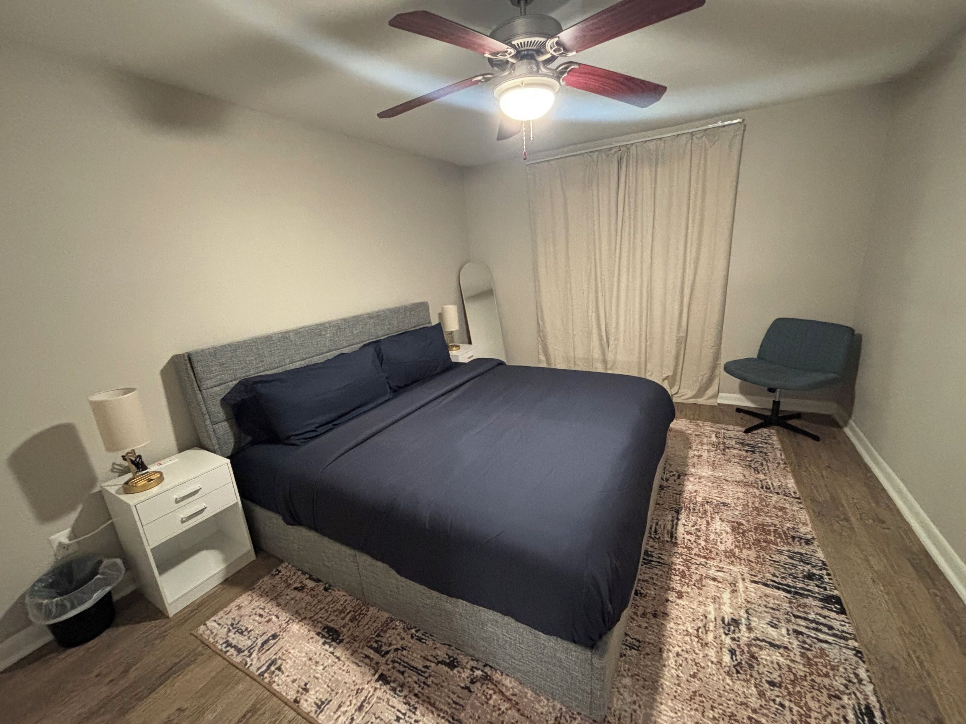 1 soveværelse, pengeskab på værelset, skrivebord, strygejern/strygebræt