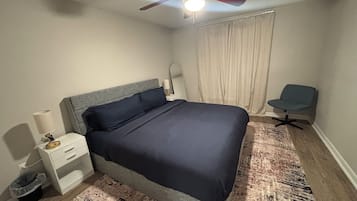 1 soveværelse, pengeskab på værelset, skrivebord, strygejern/strygebræt