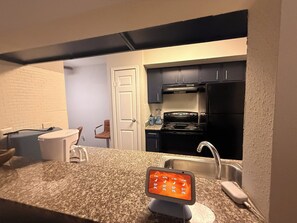 Køleskab, mikrobølgeovn, ovn, kogeplade