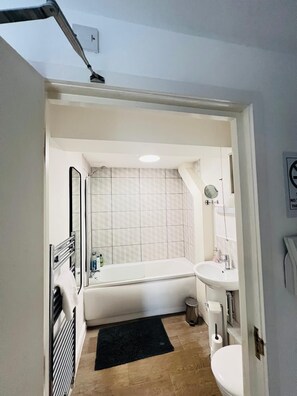 Een haardroger, handdoeken, zeep, toiletpapier