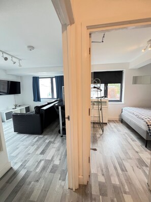 Room - Cozy 2 Bedroom Apartment near NTU & City Centre with Secure Garage Parking (Nottingham)