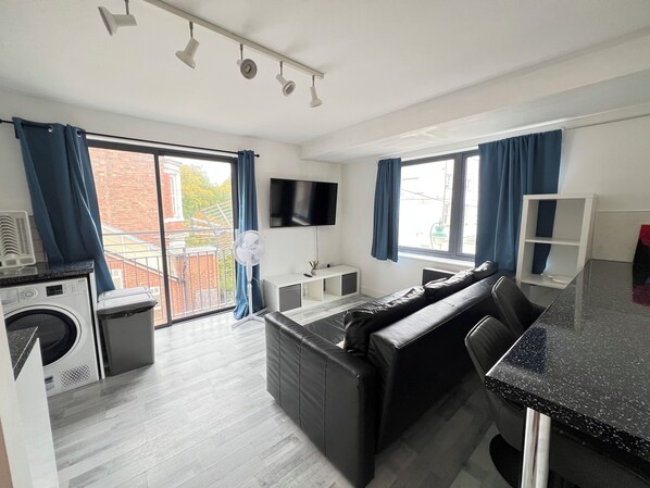 Interior - Cozy 2 Bedroom Apartment near NTU & City Centre with Secure Garage Parking (Nottingham)