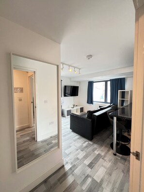 Living area - Cozy 2 Bedroom Apartment near NTU & City Centre with Secure Garage Parking (Nottingham)