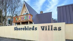 Un edificio con un letrero que dice 'Shorebirds Villas'.