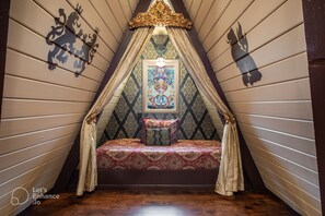 办公桌、免费 WiFi、床单