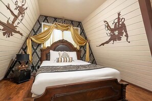 Une chambre à coucher avec un lit en bois, une table de chevet et un mur orné d’un motif.