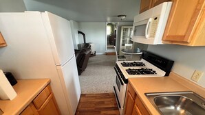 Una cocina equipada con refrigerador, estufa, microondas y lavaplatos.