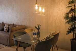 Dining - 2CH/2SDB - Modern & Bright - Wi-Fi - Garage - Streetcar 2 min (Casablanca)