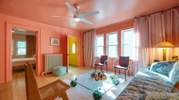 Een televisie, boeken en een stereo