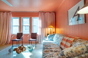 TV, books, stereo - Lake Effect Club | The Sidney (Milwaukee)