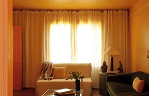 Fernseher, Bücher, Stereoanlage