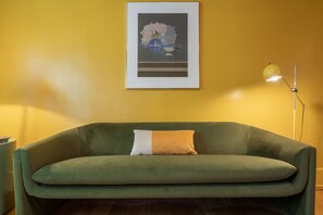 TV, books, stereo - Lake Effect Club | The Hoan (Milwaukee)