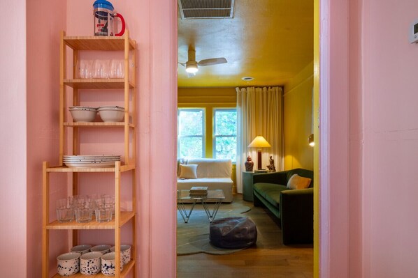 TV, bøker og stereoanlegg