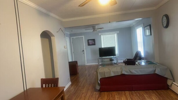 A room with a bed, a TV, a desk, and a chair. - 2-bedroom house in Springfield (Springfield)