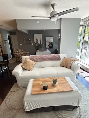 Smart TV - Downtown Oasis for FIFA | Pool, Hot Tub | Huge Patio | Free Parking | Sleeps 4 (Vancouver)