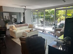 Smart TV - Downtown Oasis for FIFA | Pool, Hot Tub | Huge Patio | Free Parking | Sleeps 4 (Vancouver)