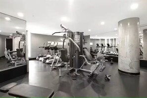 Fitness facility - Downtown Oasis for FIFA | Pool, Hot Tub | Huge Patio | Free Parking | Sleeps 4 (Vancouver)