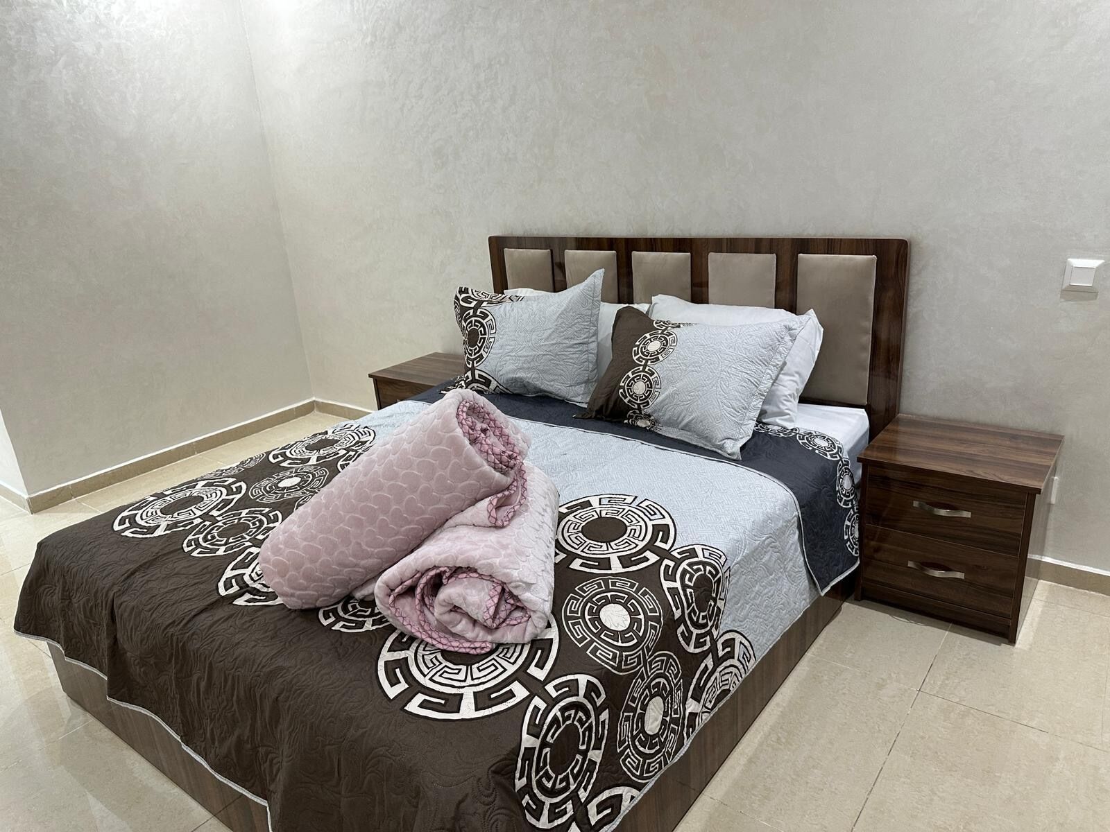 Een strijkplank/strijkijzer, wifi, beddengoed