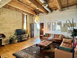 Living area - Hip Riverside Warehouse Loft - Near Nightlife & Dining (Milwaukee)
