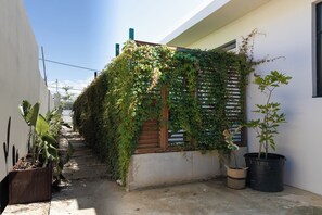Property grounds - Garden Apartment 5 min walk to the beach. (San Juan)