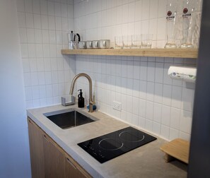 Kylskåp, mikrovågsugn, spishäll och grytor/köksredskap