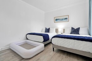 Bügeleisen/Bügelbrett, Reisekinderbett, kostenloses WLAN, Bettwäsche