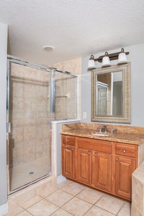 مجففات شعر، مناشف، صابون، ورق حمّام