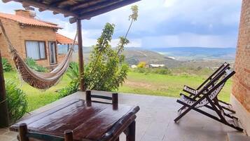 Deluxe Suite, Lanai, Mountain View | Outdoor dining