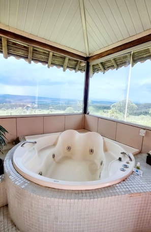 Un jacuzzi con vistas panorámicas de un paisaje montañoso.