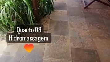 Suíte luxo, varanda coberta, vista para a montanha | Terraço/pátio