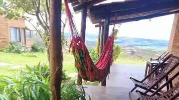 Suíte luxo, varanda coberta, vista para a montanha | Terraço/pátio