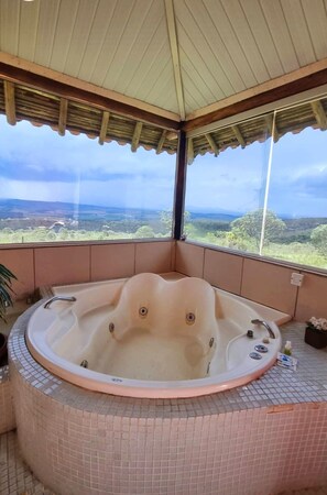 Deluxe Suite, Lanai, Mountain View | Indoor spa tub - Pousada Mirante Serra Verde (Carrancas)