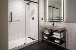 Camera, 2 letti queen, ad angolo | Bagno | Set di cortesia gratuito, asciugacapelli, asciugamani, sapone