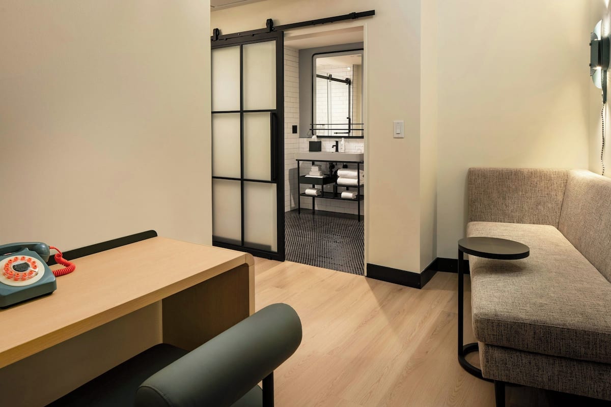 Camera, 2 letti queen, ad angolo | Una cassaforte in camera, ferro/asse da stiro, Wi-Fi gratuito, lenzuola