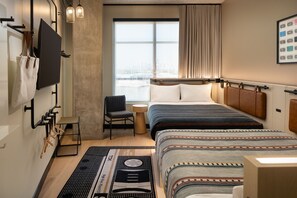 Camera, 2 letti queen, ad angolo | Una cassaforte in camera, ferro/asse da stiro, Wi-Fi gratuito, lenzuola