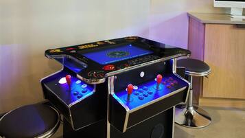Une table de jeu avec deux chaises, un écran et un clavier.