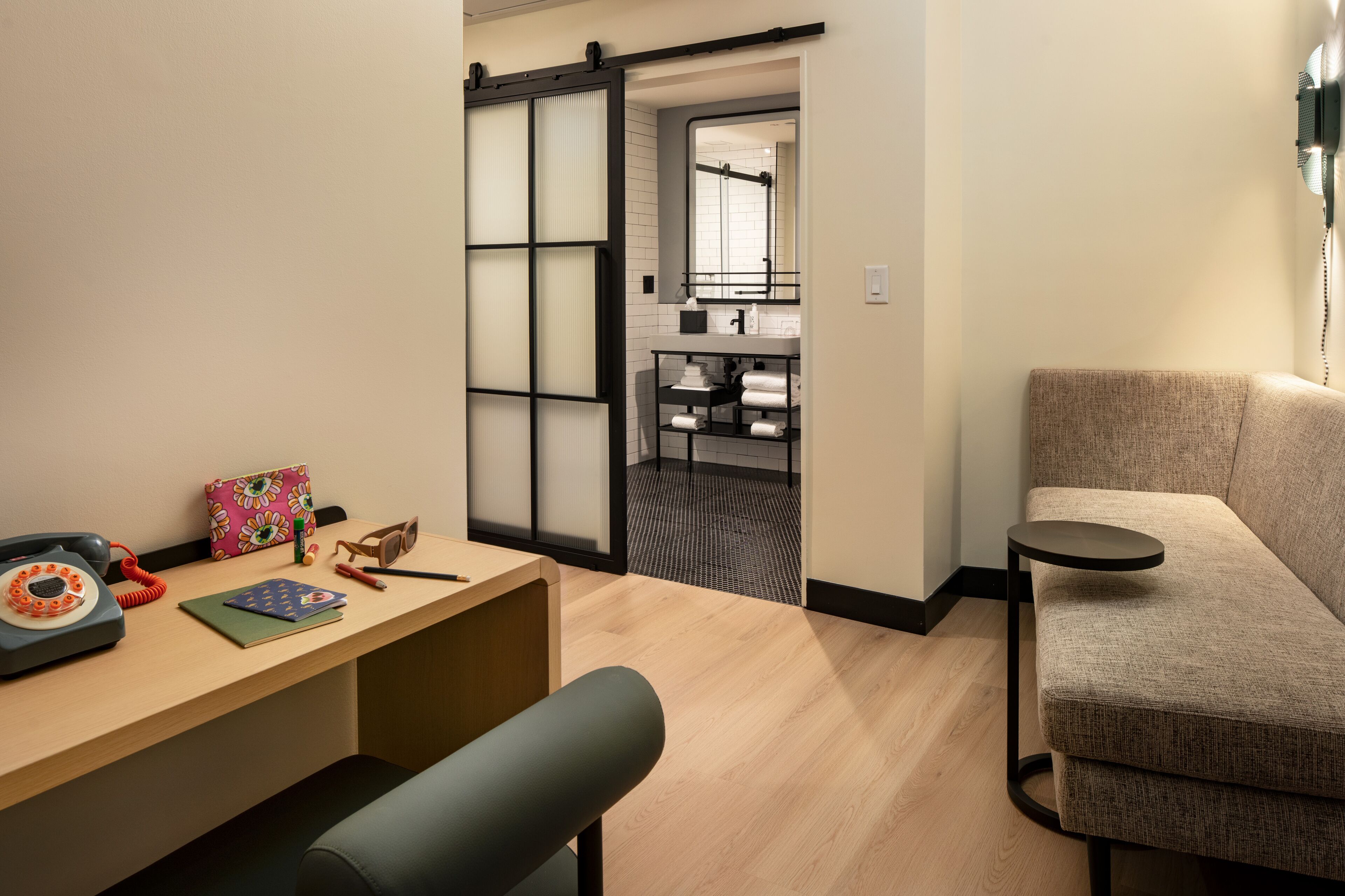 Room, 2 Queen Beds, Corner | Living area