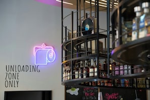 2 bars/lounges, rooftop bar - Moxy Atlanta Downtown (Atlanta)