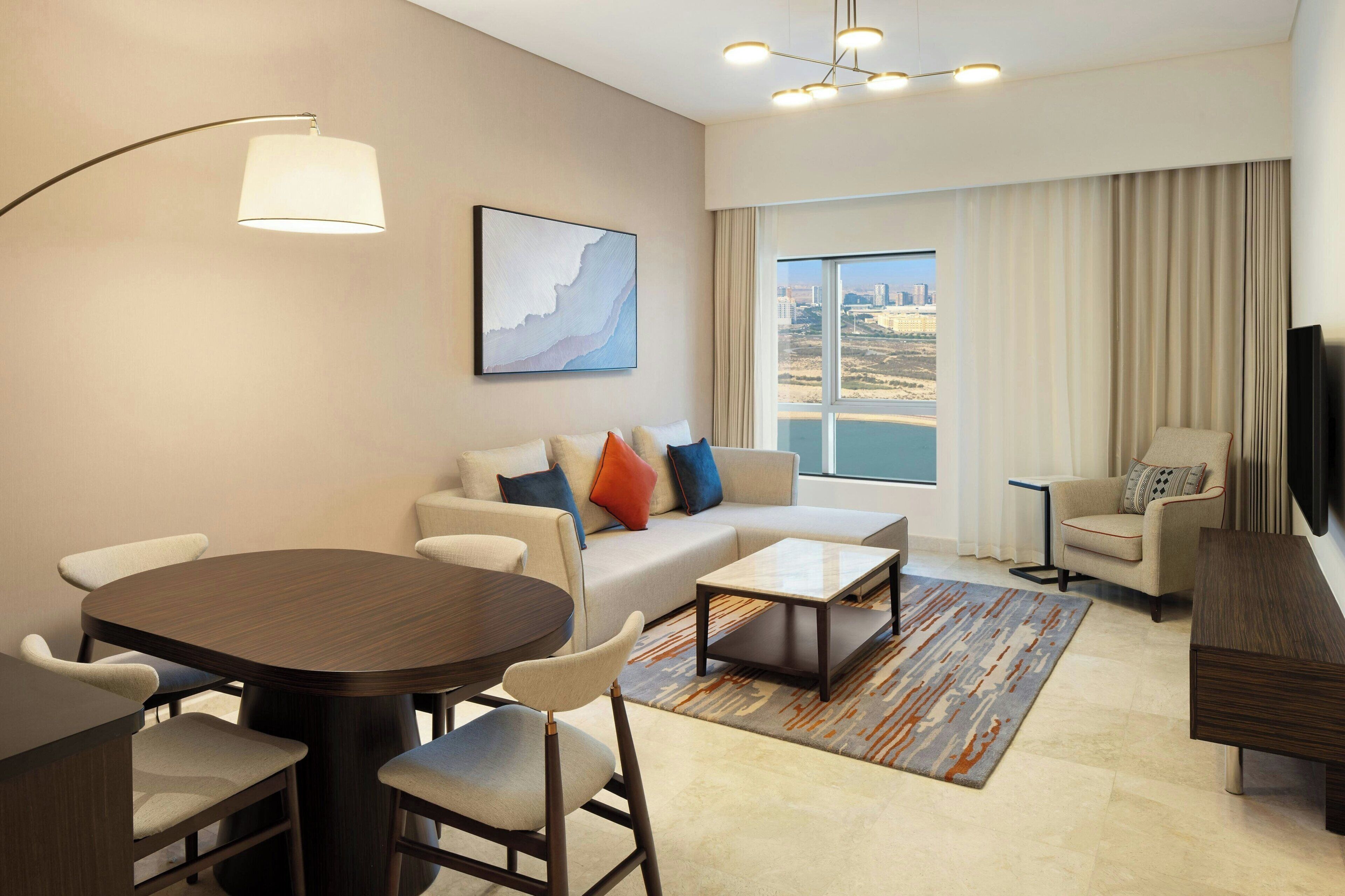 Appartement, 1 slaapkamer, niet-roken, gedeeltelijk uitzicht op meer | Een minibar, een kluis op de kamer, een bureau, een laptopwerkplek