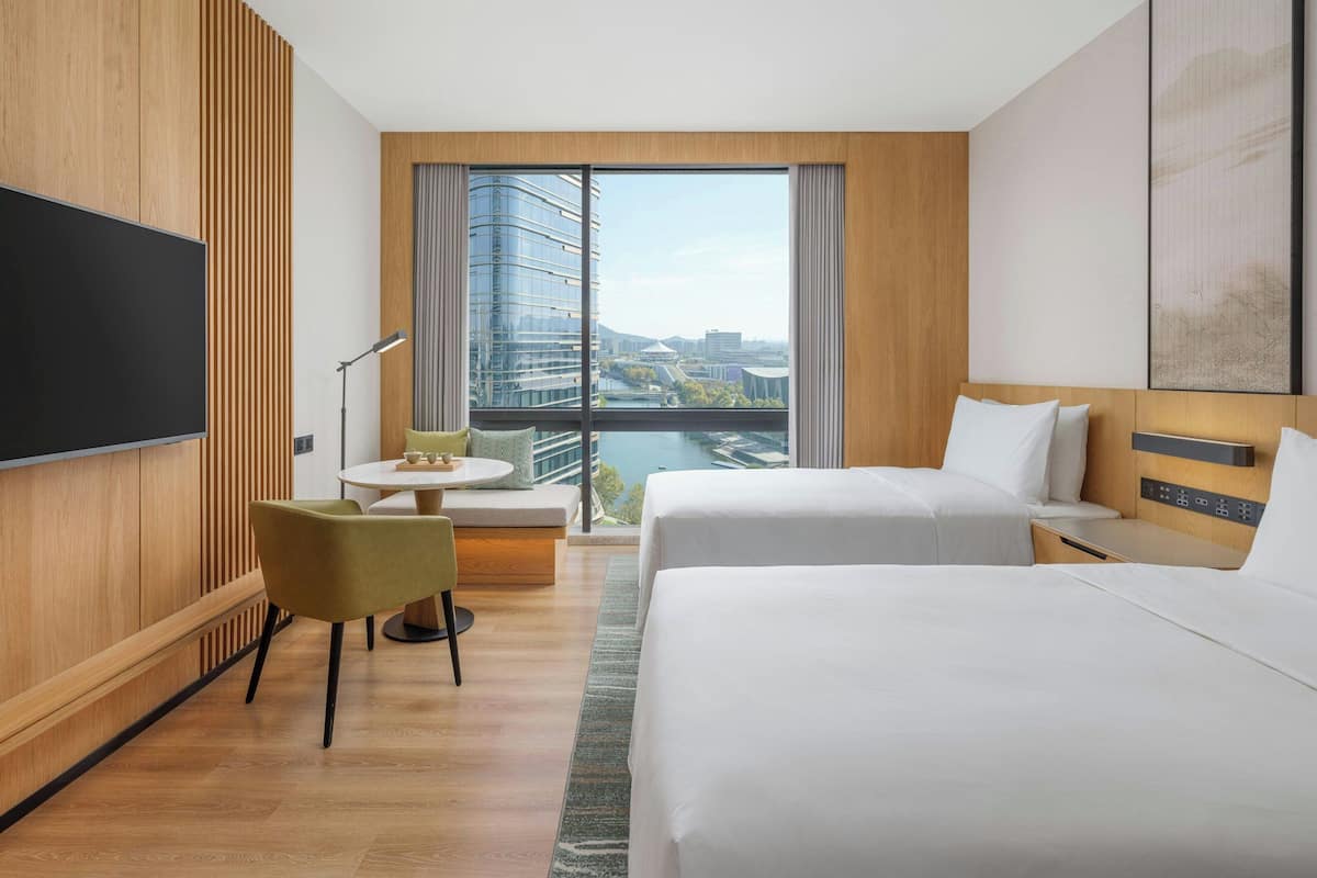 Habitación, 2 camas individuales, vista a la ciudad | Edredón, minibar y caja de seguridad en la habitación