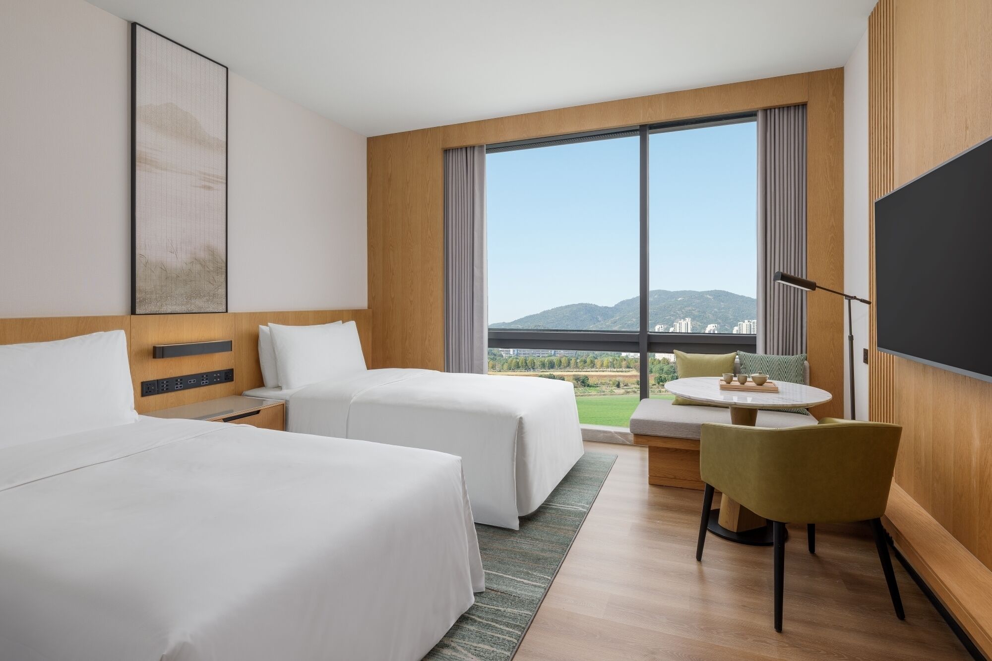 Premium-Zimmer, 2 Einzelbetten, Stadtblick | Daunenbettdecken, Minibar, Zimmersafe, individuell eingerichtet