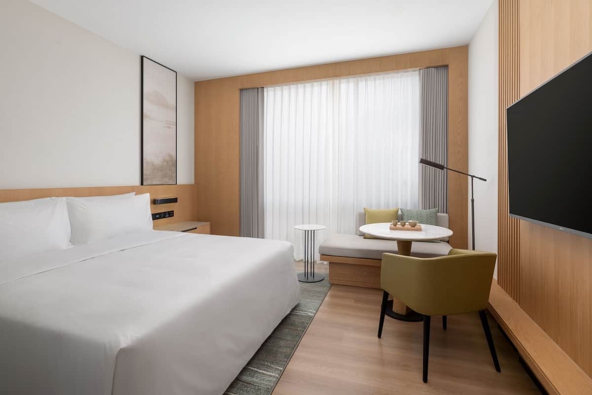 Comfort-Zimmer, 1 King-Bett, Stadtblick | Daunenbettdecken, Minibar, Zimmersafe, individuell eingerichtet