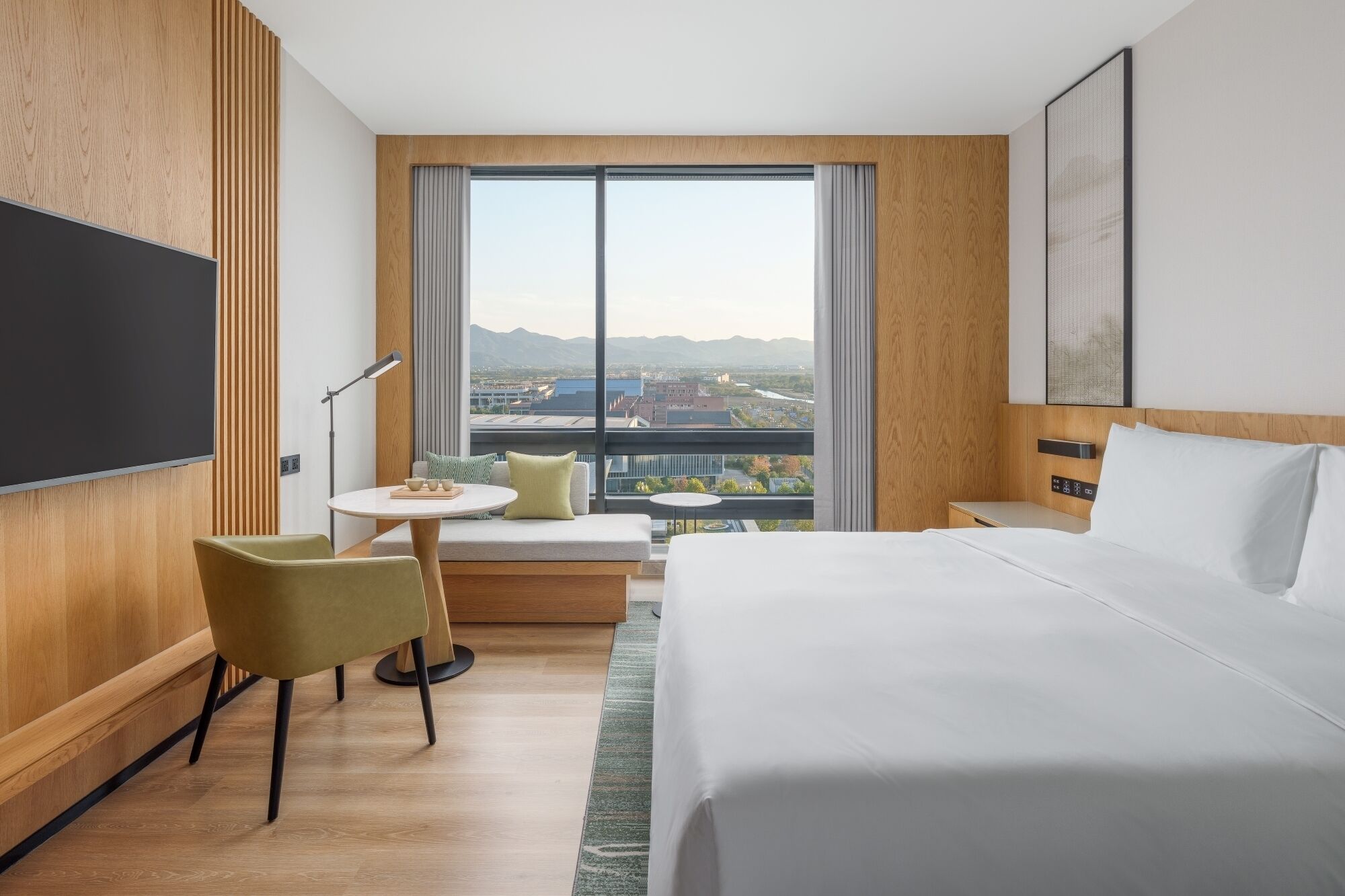 Zimmer, 1 King-Bett, Stadtblick | Daunenbettdecken, Minibar, Zimmersafe, individuell eingerichtet