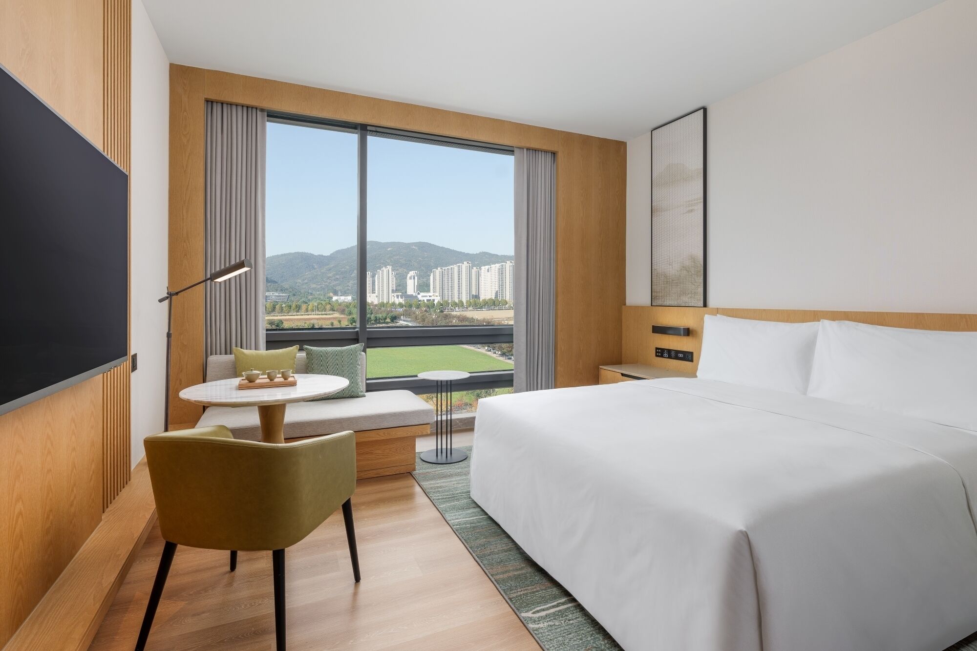 Premium-Zimmer, 1 King-Bett, Stadtblick | Daunenbettdecken, Minibar, Zimmersafe, individuell eingerichtet