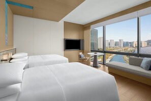 Deluxe-Zimmer, 2 Doppelbetten, Stadtblick | Daunenbettdecken, Minibar, Zimmersafe, individuell eingerichtet