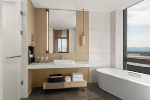 Suite Deluxe, 1 cama King size, vista a la ciudad | Baño | Tina y regadera independientes y regadera tipo lluvia