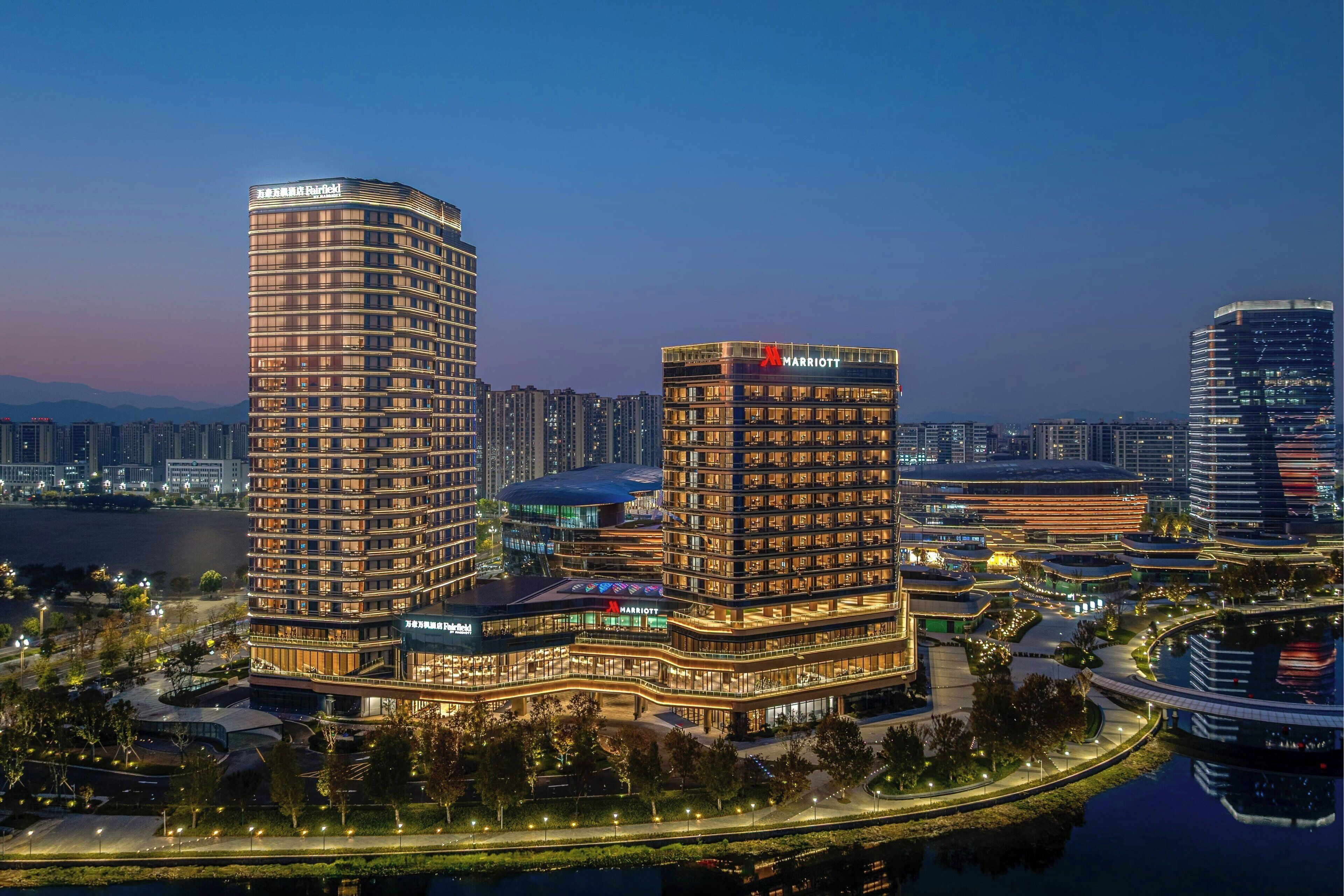 Un moderno complejo hotelero con varias torres, que muestra el logotipo de Marriott.