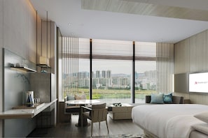 Edredón, minibar y caja de seguridad en la habitación