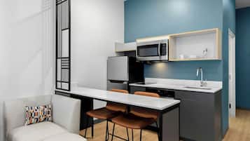 Studio, 1 Queen Bed | Private kitchen