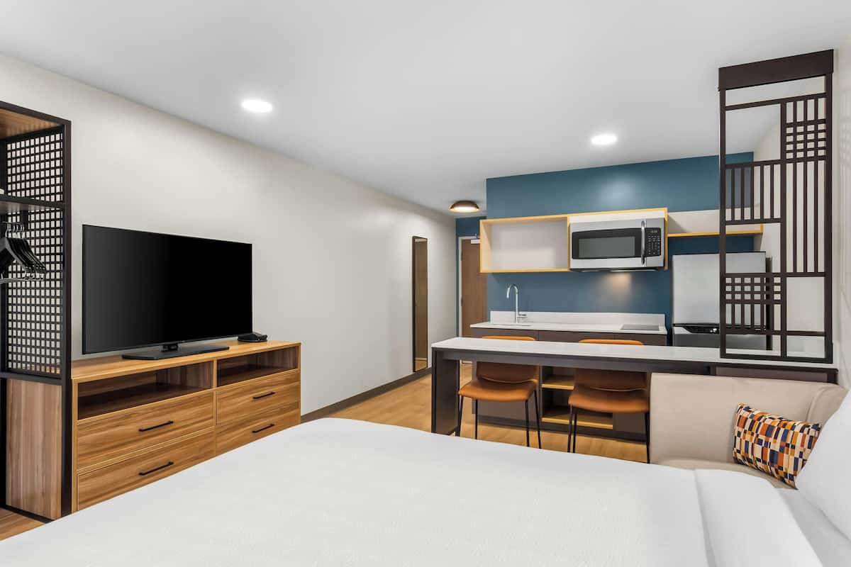 Escritorio, espacio para trabajar con laptop y wifi gratis